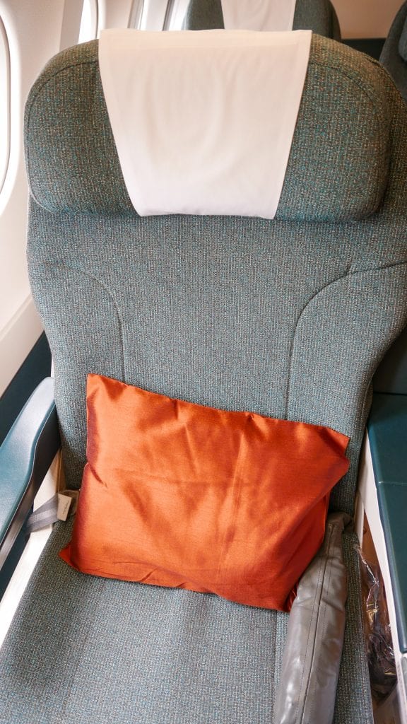 3SIN HKG 15 576x1024 - REVIEW - Cathay Pacific : Business Class - Singapore to Hong Kong (A330-Regional Config)