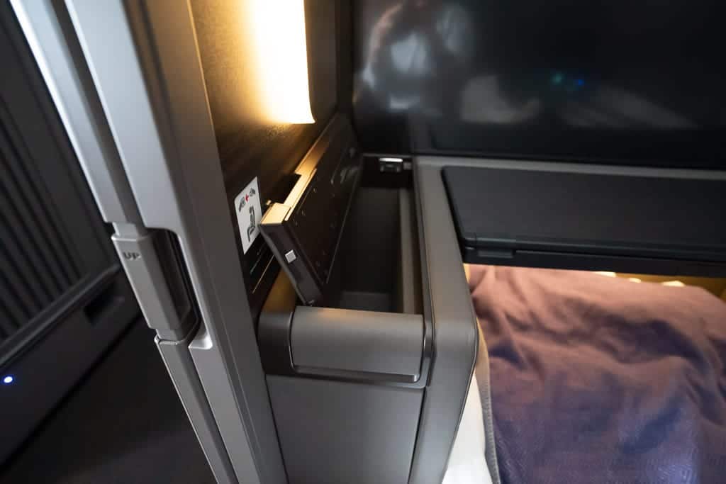 ANA New F 19 - WORLD EXCLUSIVE REVIEW - ANA : New First Class "The Suite" - Tokyo HND to London LHR (B777)