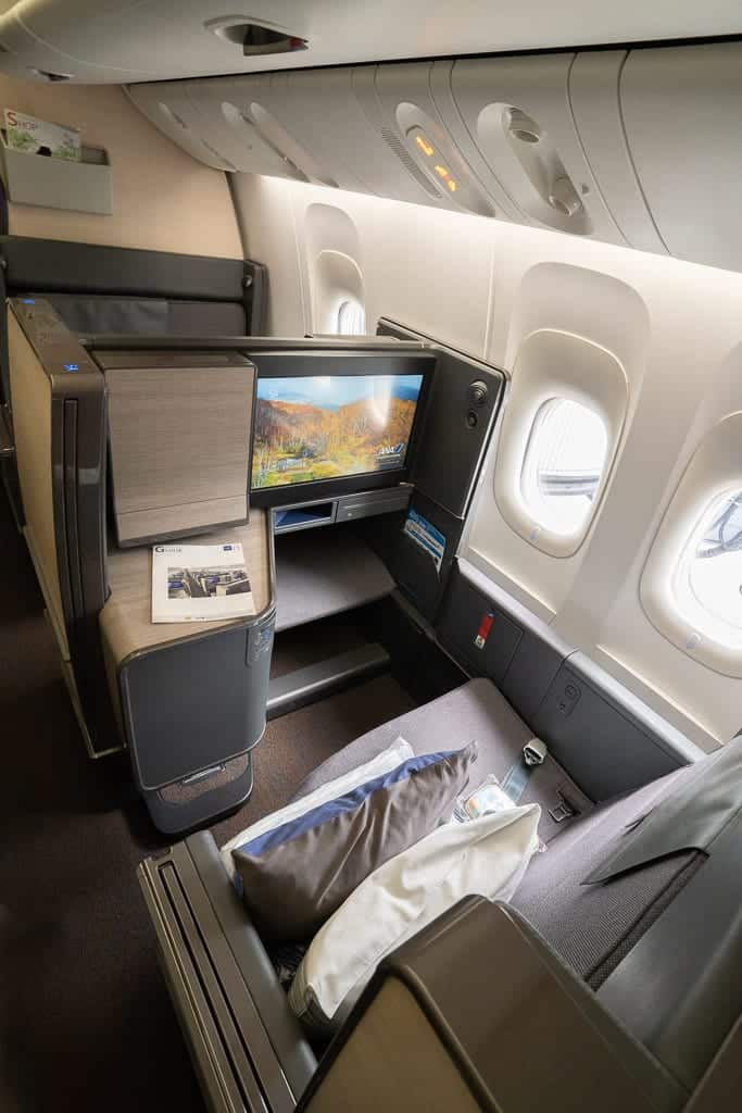 ANA New F 6 - WORLD EXCLUSIVE REVIEW - ANA : New First Class "The Suite" - Tokyo HND to London LHR (B777)