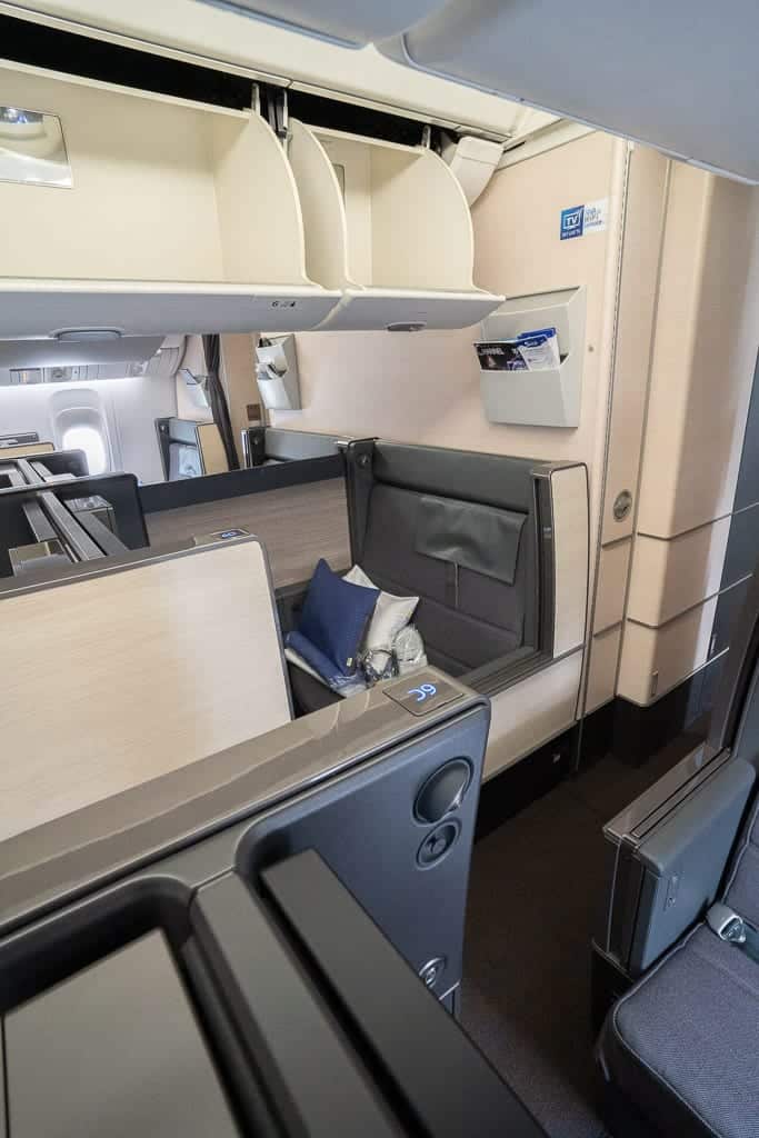 ANA New F 8 - WORLD EXCLUSIVE REVIEW - ANA : New First Class "The Suite" - Tokyo HND to London LHR (B777)