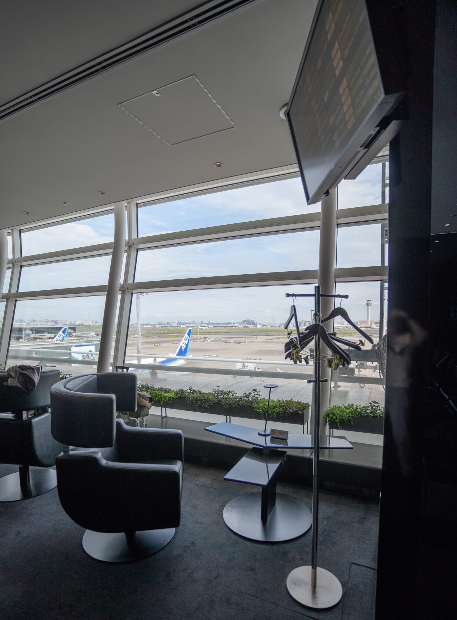 suites lounge 18 - REVIEW - ANA Suite Lounge - Tokyo Haneda (HND) Gate 110