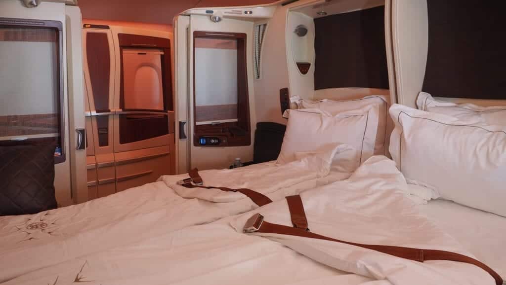 sq old suites bed 1 1024x578 - REVIEW - Qatar Airways : Q Suites Business Class - B777 - London (LHR) to Doha (DOH)