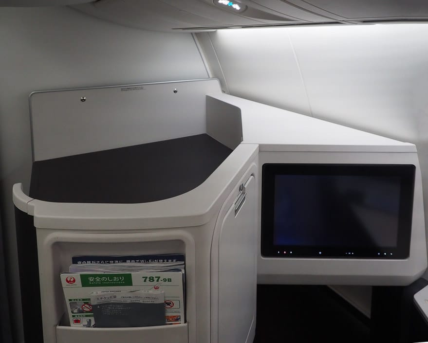 JL J sky suite III 5 - REVIEW - JAL : Business Class - B789 (Sky Suite III) - Jakarta (CGK) to Tokyo (NRT)