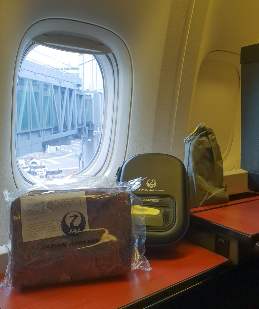 JL F Cristal etro de 2018 10 - REVIEW - JAL : First Class - B777 - Tokyo (HND) to London (LHR)