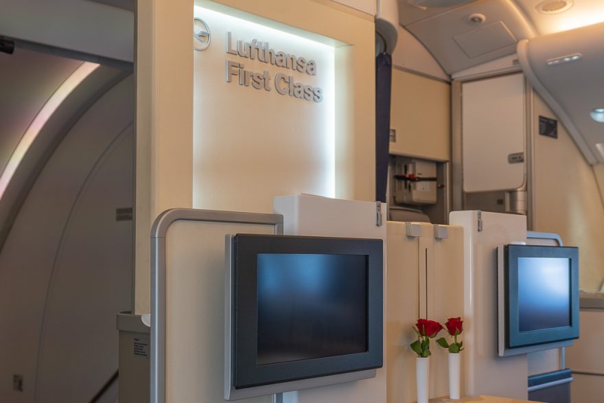 LH First A380 11 880x587 - REVIEW - Lufthansa : First Class - A380 - Frankfurt (FRA) to Delhi (DEL)