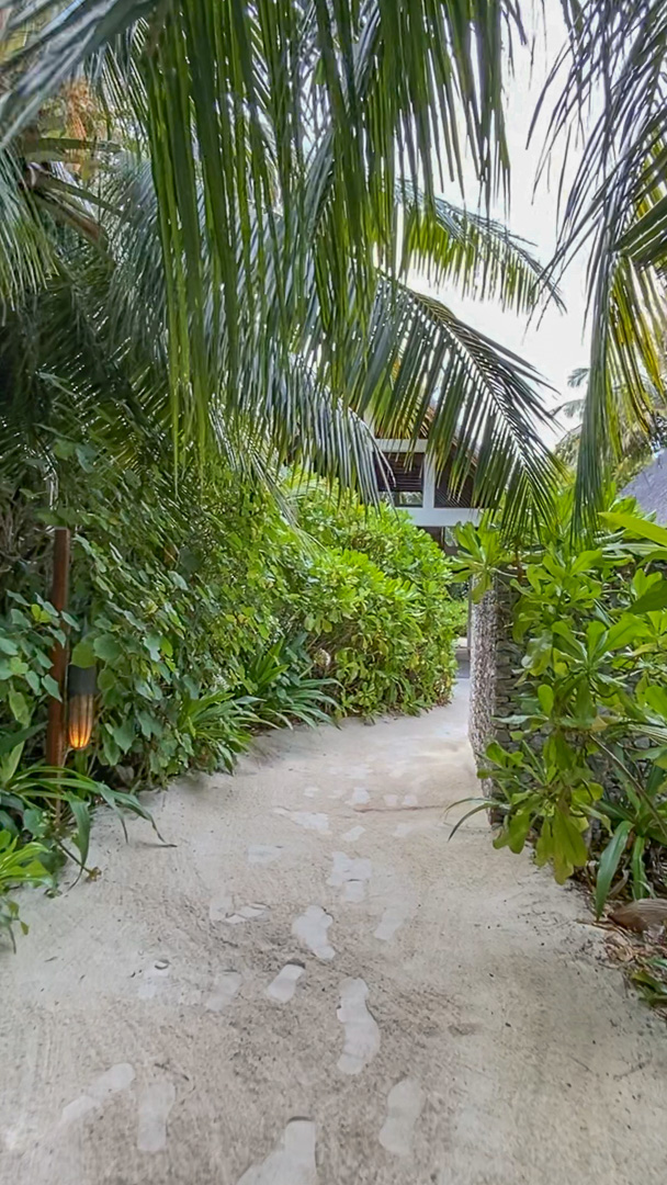 Landaa beach villa path 1 - REVIEW - Four Seasons Landaa Giraavaru Maldives