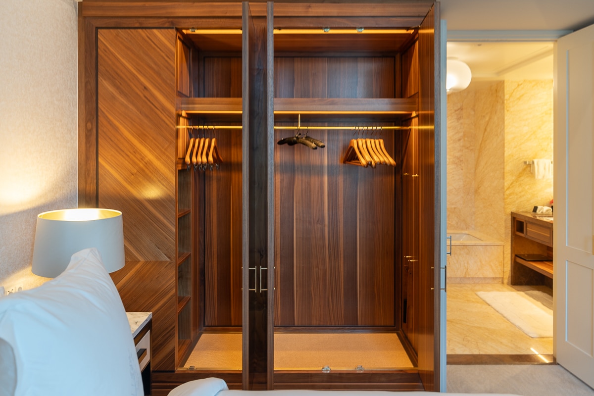 FS Madrid - Suite wardrobe